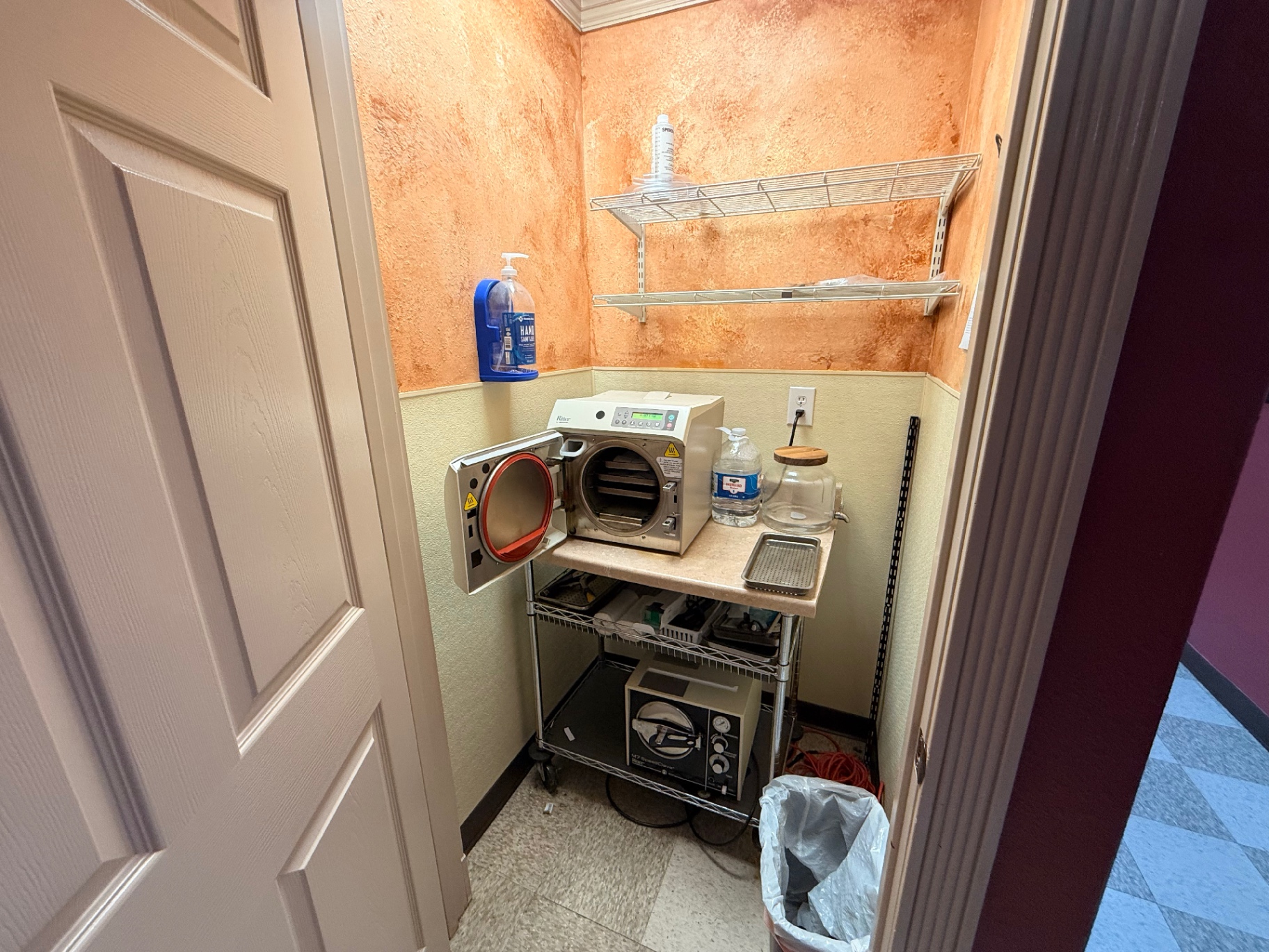 Sterilization station with autoclave